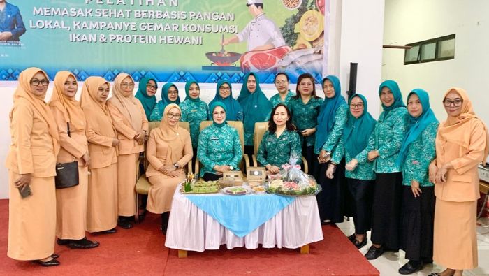 TP PKK dan DWP Boltim gelar pelatihan memasak sehat berbasis pangan lokal serta kampanye gemar makan ikan cegah stunting.